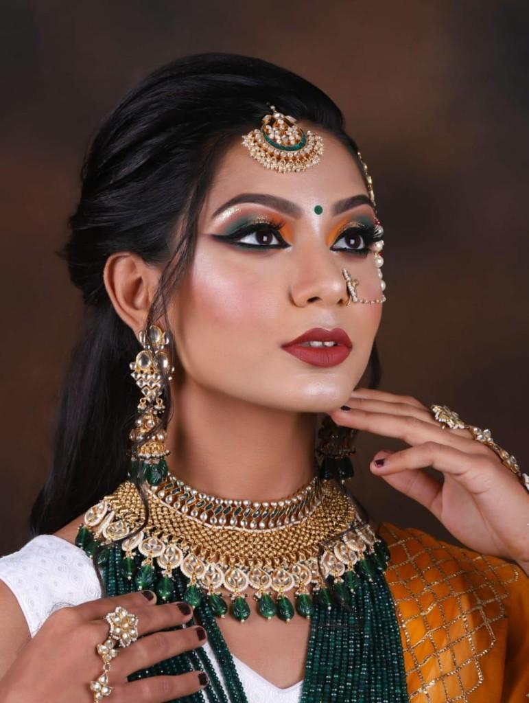 Bridal close-up with emerald jewelry and bold eye look by Nensi